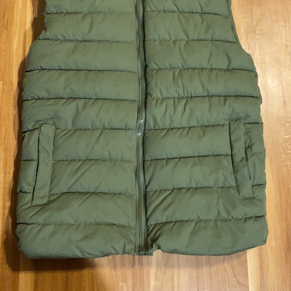 ❌SOLD❌ Boys puffer vest - Picture 3 of 7